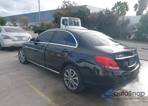 2015 Mercedes-Benz C 300 4Matic z USA, uszkodzony, nr VIN 55SWF4KB7FU032225